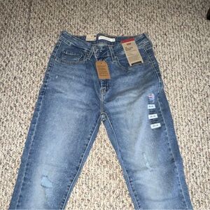 Levi's 721 High-Rise Skinny Jeans in Medium Blue